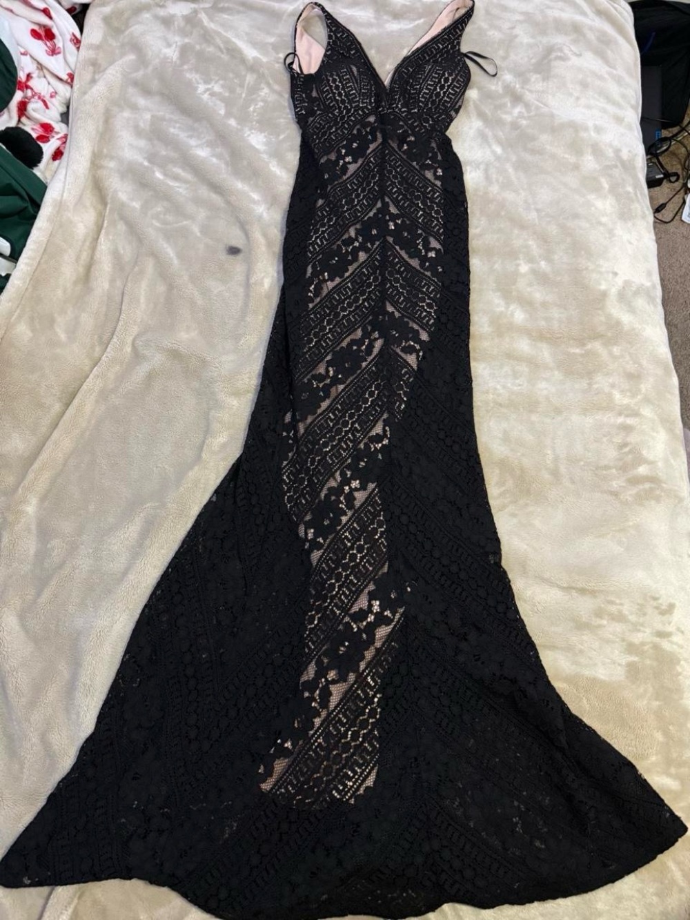 Jump Black Lace V-Neck Prom Gown